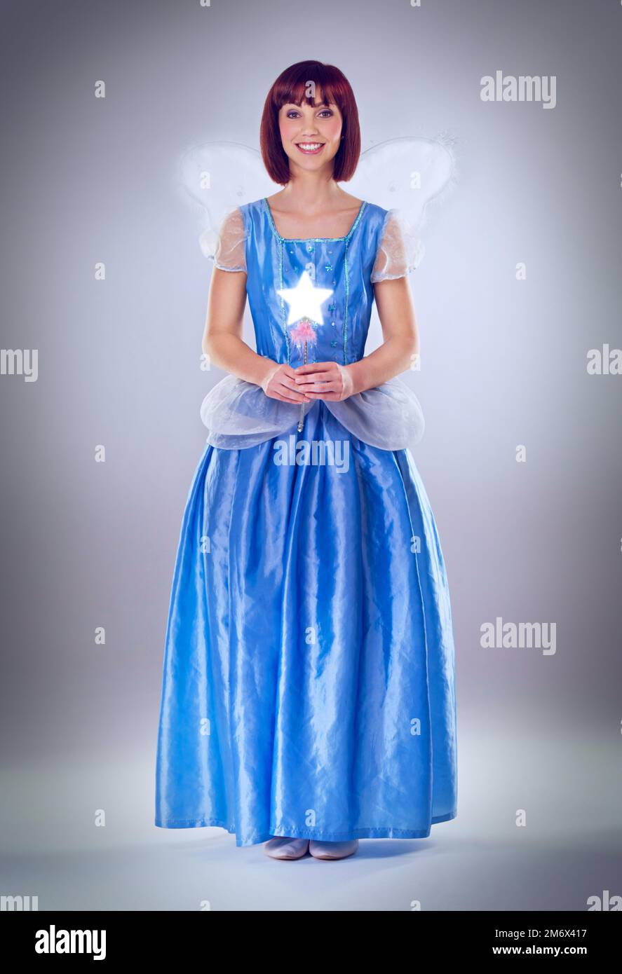 Prêt à accorder vos souhaits. Une photo en longueur d'une fillette de fées dans une robe bleue. Banque D'Images