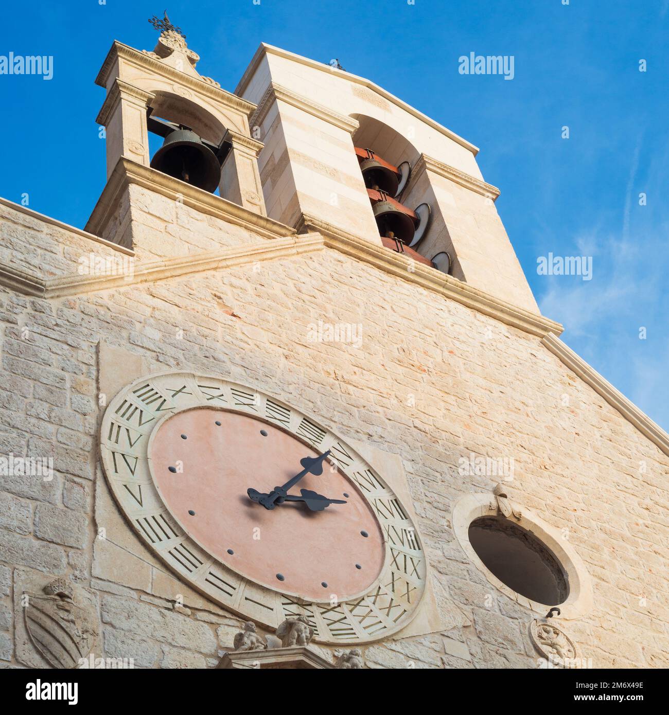 Tour de cloche avec horloge, église de Sainte-Barbara à Sibenik, Croatie Banque D'Images