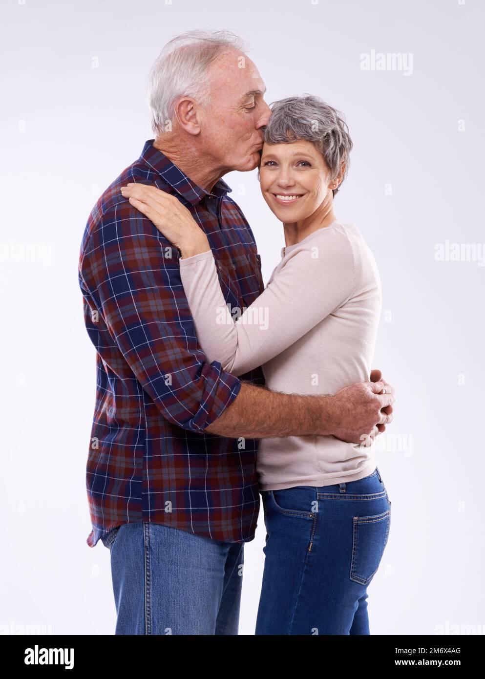 En montrant son appréciation. Portrait studio d'un couple affectueux et âgé sur fond gris. Banque D'Images
