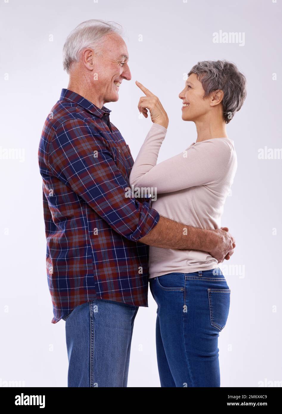 Je vous choisis toujours. Photo en studio d'un couple affectueux et âgé sur fond gris. Banque D'Images