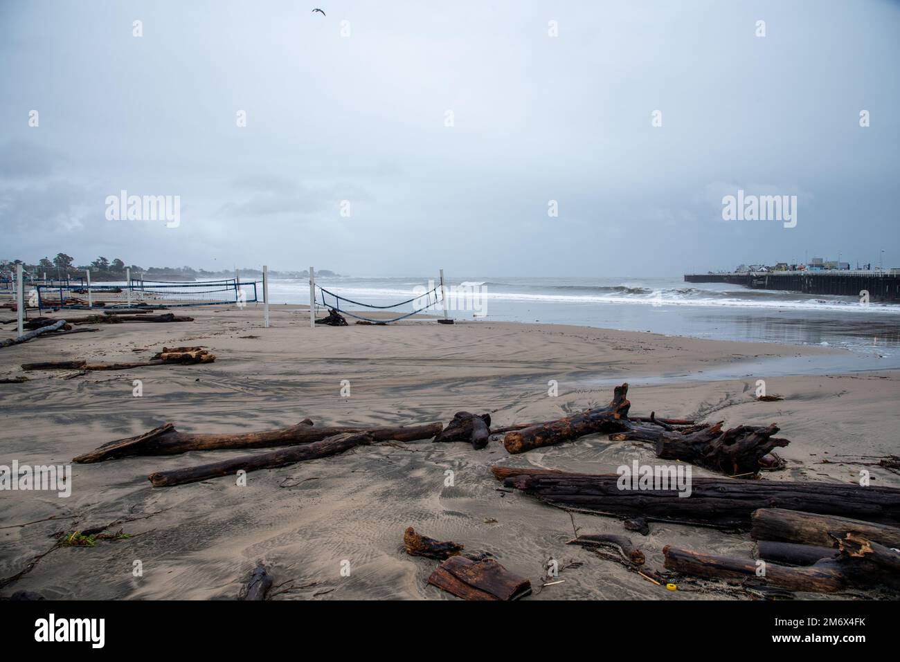 Le cyclone de la bombe cause une tempête grave, des dégâts causés par les inondations, Santa Cruz, 5 janvier 2023; la tempête tue 2. Pier est des dégâts d'inondation, des centaines de maisons sans électricité dans la côte Banque D'Images