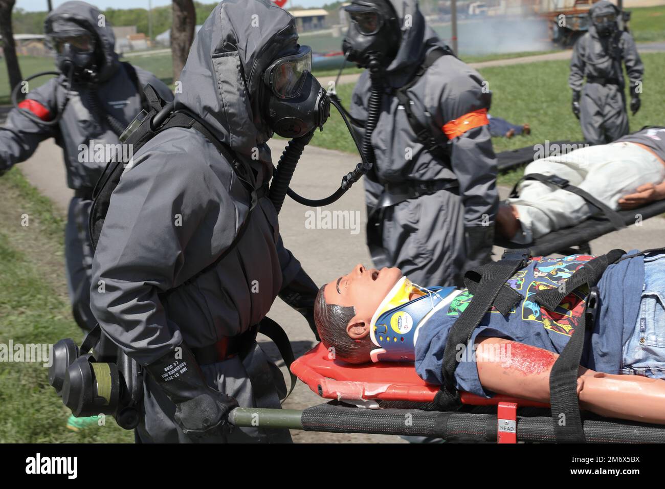 ÉTATS-UNIS Soldats de l'armée de la brigade médicale de 62nd de la base interarmées Lewis-McChord, Tacoma, Wa. Transport de victimes simulées à traiter pour des blessures au cours d'un exercice de ligne de décontamination pendant la réponse du Guardian 22, 8 mai 2022 au centre d'entraînement urbain de Muscatatuck, Ind. L’intervention du tuteur 22 est un exercice annuel d’intervention d’urgence en territoire national conçu pour perfectionner les compétences, renforcer les capacités et améliorer l’état de préparation des unités affectées à l’entreprise d’intervention CBRN du ministère de la Défense. Banque D'Images