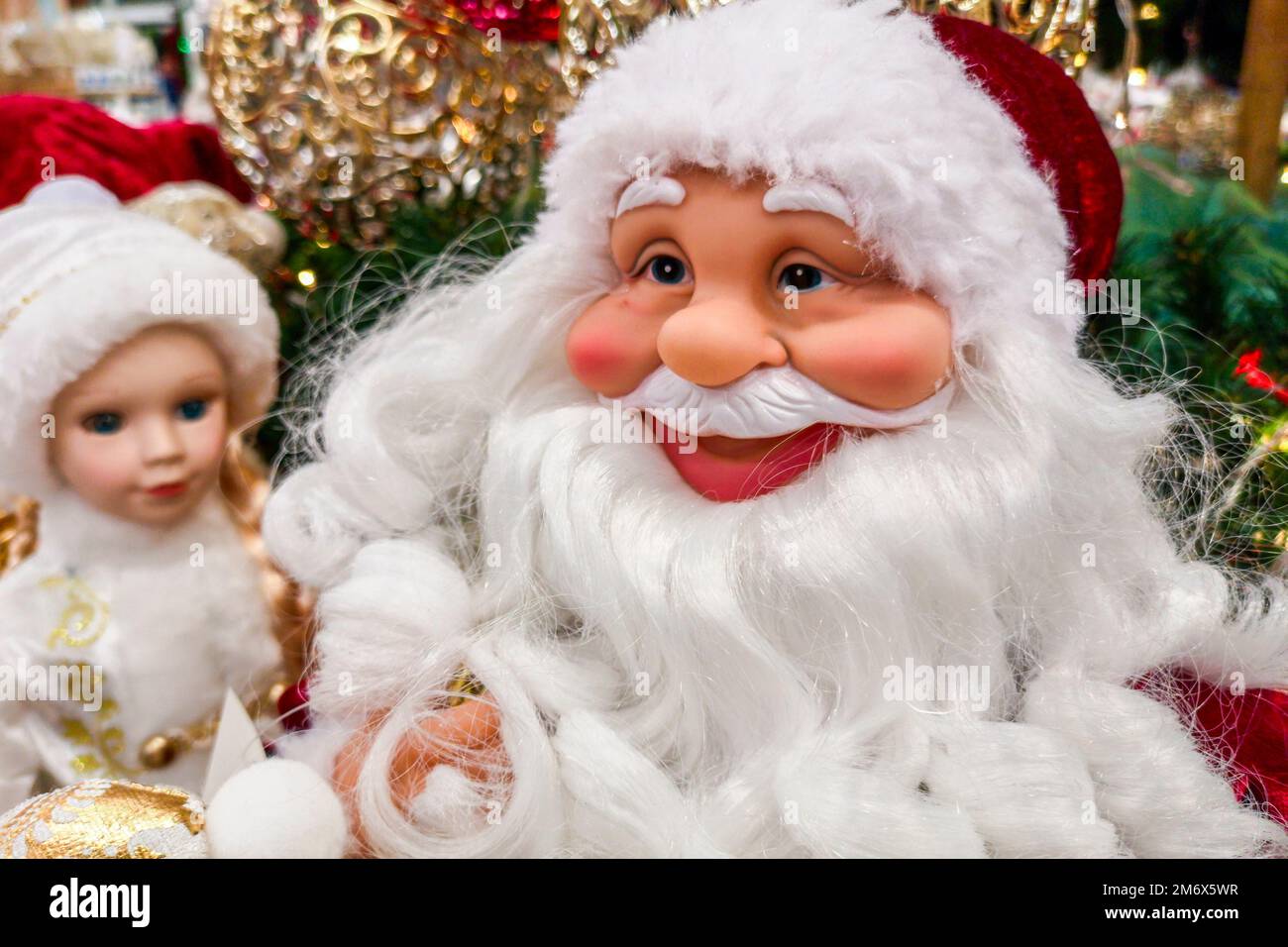 Salon traditionnel des jouets de noël. Préparation à la vente des fêtes dans le magasin de jouets. Banque D'Images