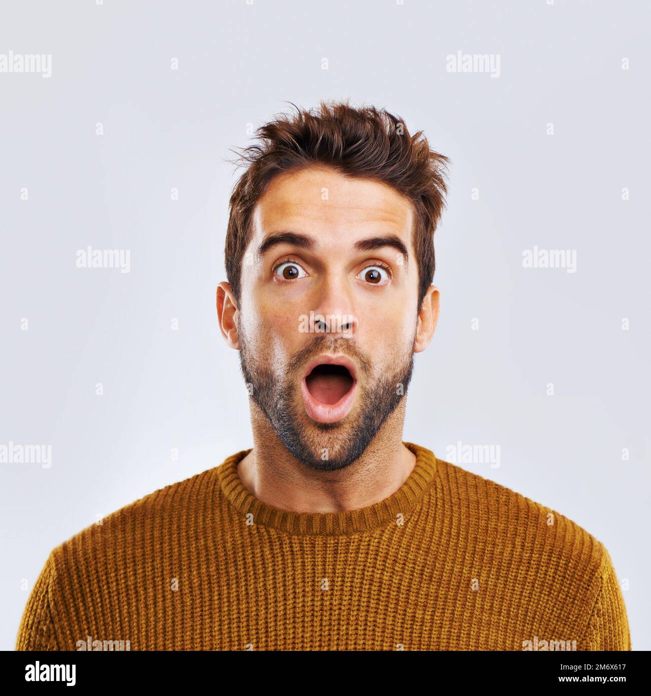 Oh non Portrait d'un jeune homme choqué sur fond gris. Banque D'Images