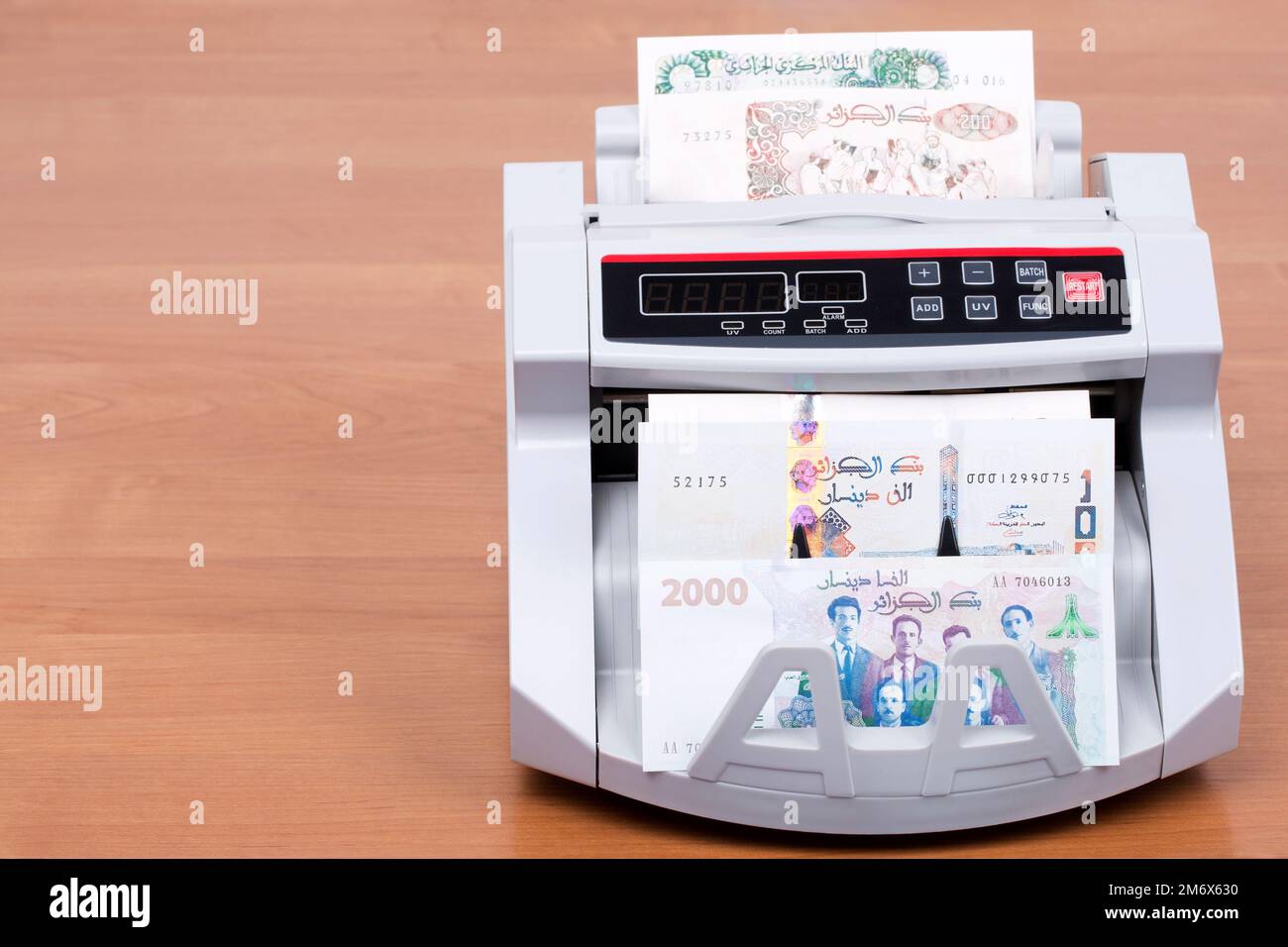 Dinar algérien dans une machine à compter Banque D'Images
