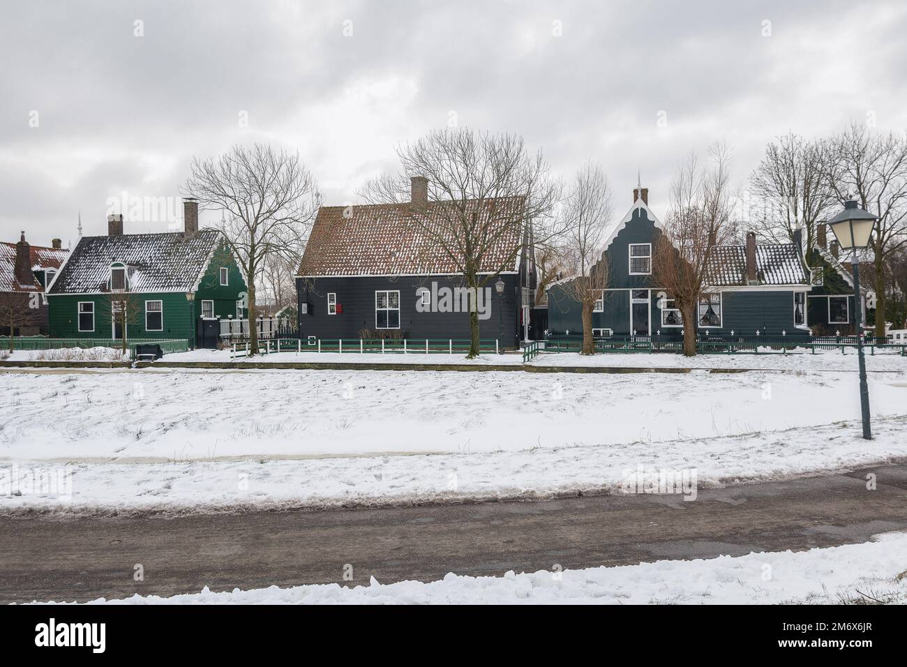 Maison hollandaise traditionnelle en bois vert et noir dans le petit village de Zaanse Schans. Banque D'Images