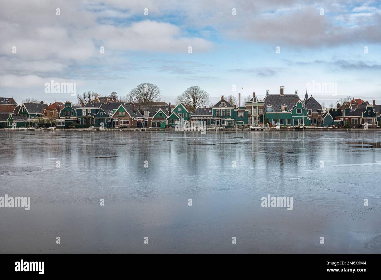 Zaan verte caractéristique des maisons avec moulin sur les rives de la rivière Zaan à Zaandijk aux Pays-Bas Banque D'Images
