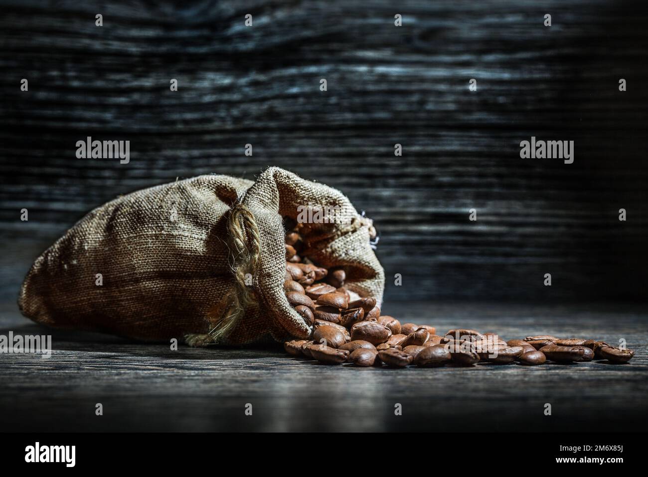 grains de café dispersés dans le sac Banque D'Images