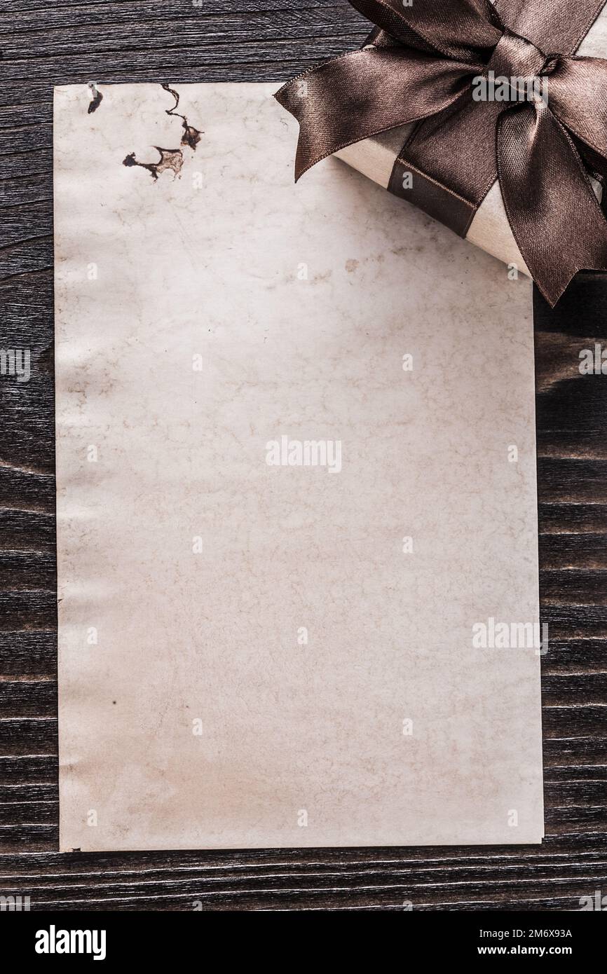 Papier cadeau en boîte sur panneau en bois d'époque, vue verticale Photo  Stock - Alamy
