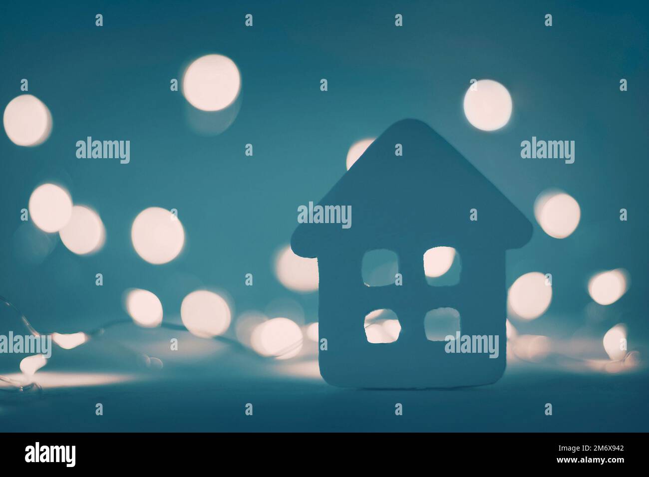 L'hiver - petite maison de jouets sur fond de lumières de Noël la nuit Banque D'Images