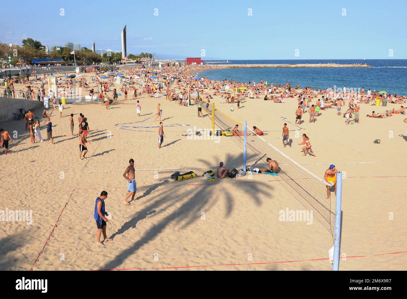 Photo du dossier datée du 08/09/08 d'une vue générale de la plage de Platja Nova Icarie à Barcelone, les compagnies de vacances s'attendent à ce que les réservations atteignent ou même dépassent les niveaux pré-coronavirus le samedi. Date de publication : vendredi 6 janvier 2023. Banque D'Images