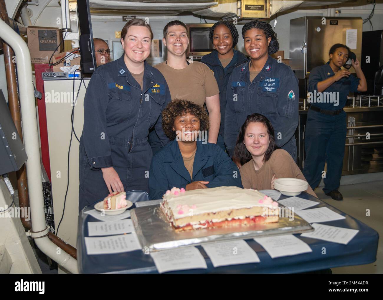 OCÉAN ATLANTIQUE- (08 mai 2022) – des marins à bord du navire de combat littoral variante liberté USS Sioux City (LCS 11), posent pour une photo à l’occasion de la fête des mères, 8 mai. Sioux City opère dans l'océan Atlantique à l'appui des opérations navales visant à maintenir la stabilité et la sécurité maritimes afin d'assurer l'accès, de décourager l'agression et de défendre les intérêts alliés et partenaires des États-Unis. Banque D'Images