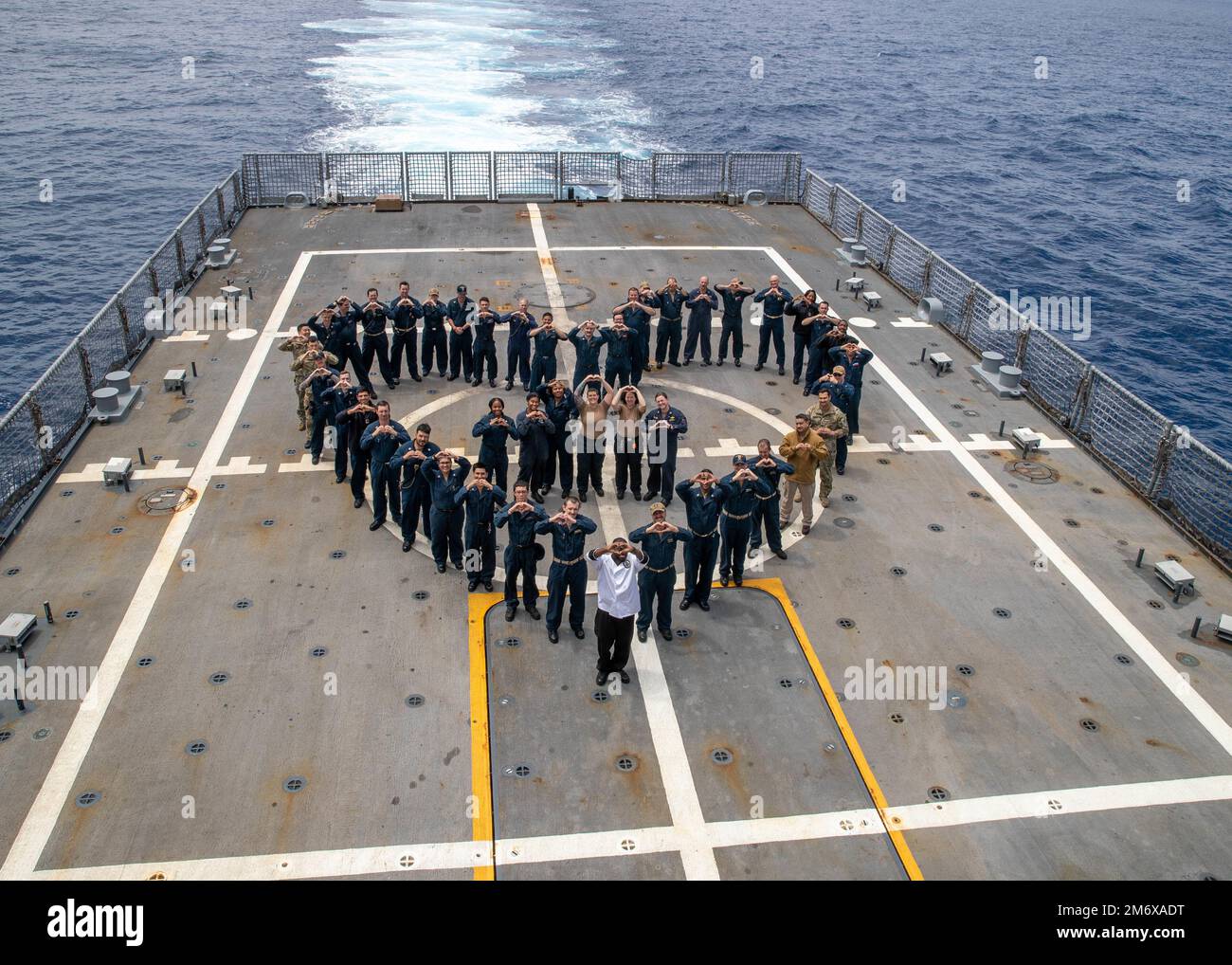 OCÉAN ATLANTIQUE- (08 mai 2022) – des marins à bord du navire de combat littoral variante liberté USS Sioux City (LCS 11), posent pour une photo à l’occasion de la fête des mères, 8 mai. Sioux City opère dans l'océan Atlantique à l'appui des opérations navales visant à maintenir la stabilité et la sécurité maritimes afin d'assurer l'accès, de décourager l'agression et de défendre les intérêts alliés et partenaires des États-Unis. Banque D'Images