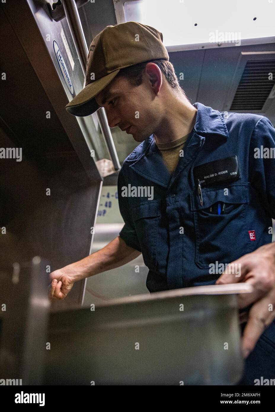 OCÉAN ATLANTIQUE- (08 mai 2022) – Spécialiste culinaire le Matelot de mer Kalob D. Rider, affecté à bord du navire de combat littoral variant selon la liberté USS Sioux City (LCS 11), pose pour une photo à l’occasion de la fête des mères, 8 mai. Sioux City opère dans l'océan Atlantique à l'appui des opérations navales visant à maintenir la stabilité et la sécurité maritimes afin d'assurer l'accès, de décourager l'agression et de défendre les intérêts alliés et partenaires des États-Unis. Banque D'Images