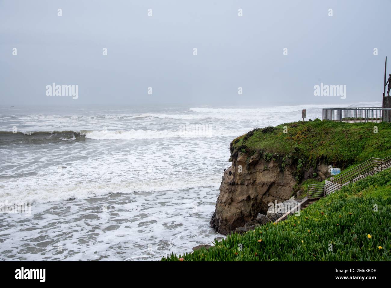 Le cyclone de la bombe cause une tempête grave, des dégâts causés par les inondations, Santa Cruz, 5 janvier 2023; la tempête tue 2. Pier est des dégâts d'inondation, des centaines de maisons sans électricité dans la côte Banque D'Images