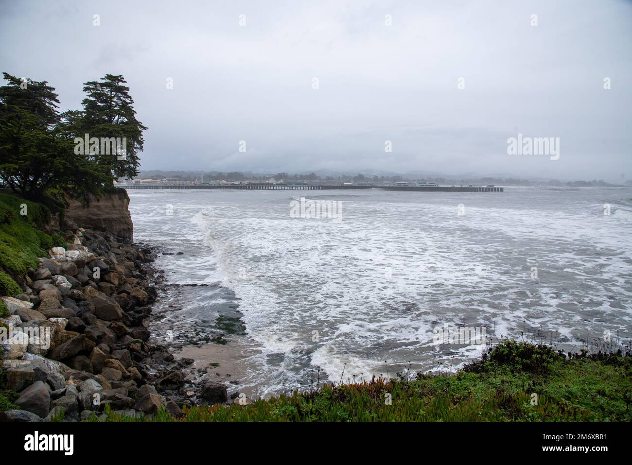 Le cyclone de la bombe cause une tempête grave, des dégâts causés par les inondations, Santa Cruz, 5 janvier 2023; la tempête tue 2. Pier est des dégâts d'inondation, des centaines de maisons sans électricité dans la côte Banque D'Images