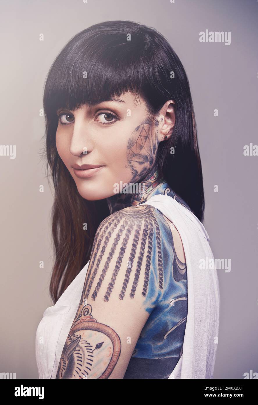 Beauté tatouée. Un petit portrait de studio d'une jeune femme tatouée. Banque D'Images