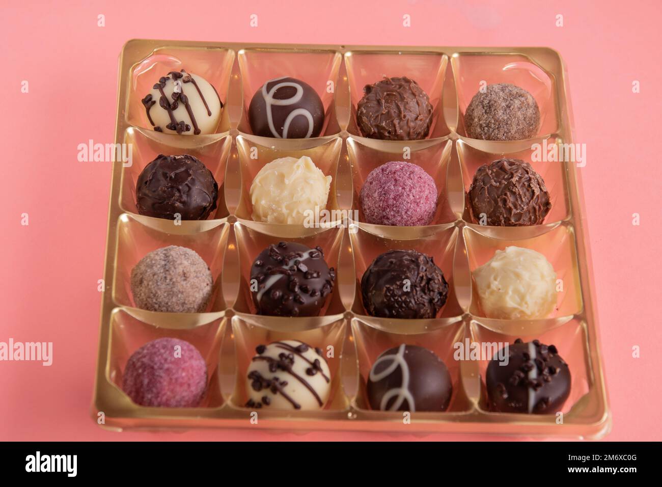 photo une boîte entière de chocolats ronds Banque D'Images