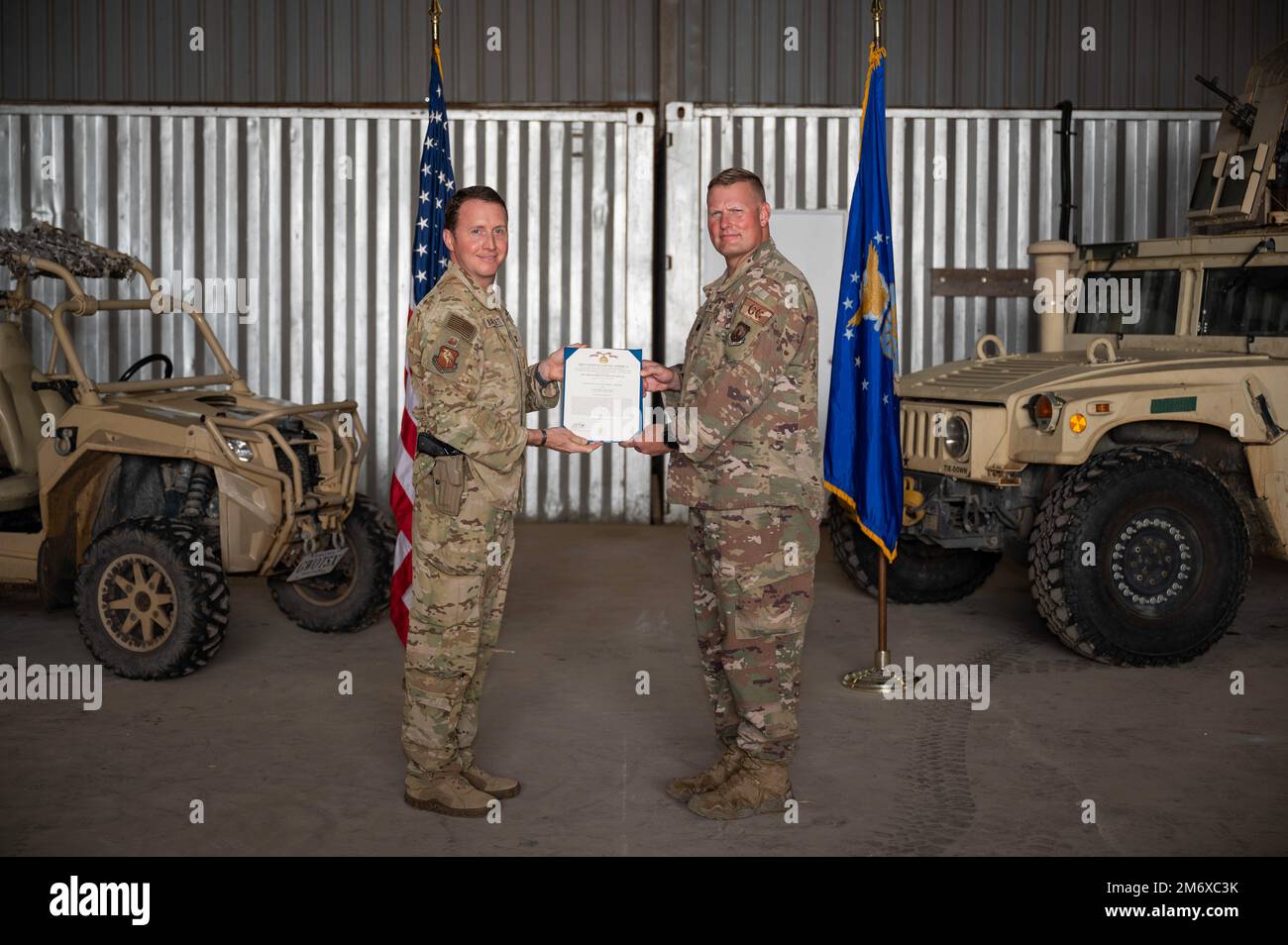 ÉTATS-UNIS Le colonel Matthew Bartlett de la Force aérienne, à gauche, commandant du Groupe expéditionnaire aérien de 449th, présente la Médaille du service méritoire au lieutenant-colonel Drew Gehler, commandant de l'Escadron de la base aérienne expéditionnaire (EABS) de 475th, lors d'une cérémonie de passation de commandement à l'aérodrome de Manda Bay, au Kenya, au 09 mai 2022. Gehler a abandonné le commandement de l'EABS 475th au lieutenant colonel Phillip Ferris, le commandant entrant. Le PEA de 475th fournit un soutien aux opérations de base et aux communications à 13 partenaires de mission permettant des missions de commandement des opérations spéciales en Afrique au Kenya et en Somalie. Ensemble, avec l'Afrique et l'internement Banque D'Images