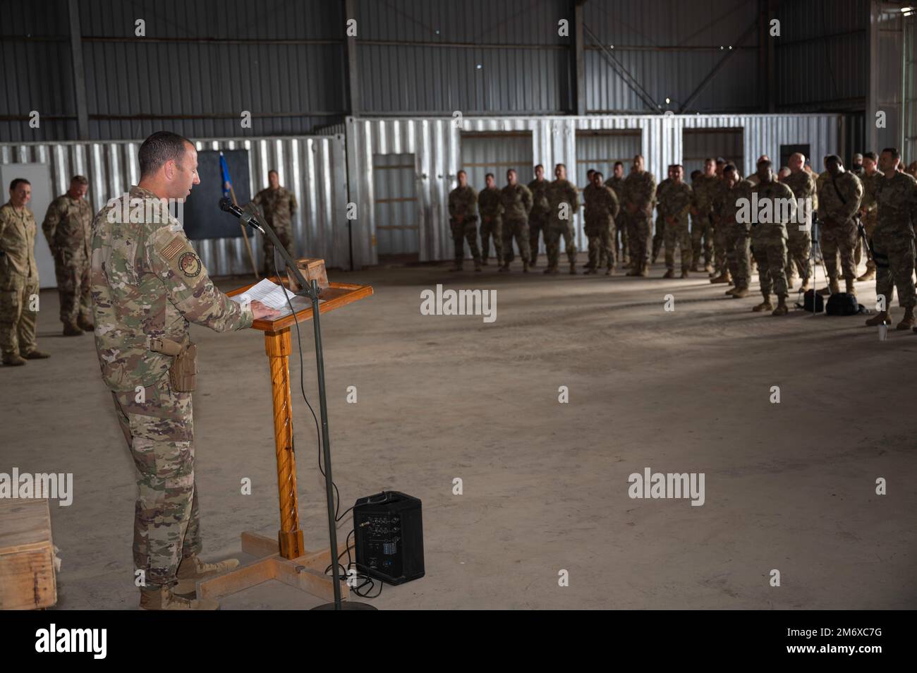 ÉTATS-UNIS Le lieutenant-colonel Phillip Ferris, commandant de l'escadron de la base aérienne expéditionnaire 475th, prononce un discours lors d'une cérémonie de passation de commandement à l'aérodrome de Manda Bay, au Kenya, en 09 mai 2022. Ferris a assumé le commandement de l'EABS de 475th du lieutenant colonel Drew Gehler, le commandant sortant. Le PEA de 475th fournit un soutien aux opérations de base et aux communications à 13 partenaires de mission permettant des missions de commandement des opérations spéciales en Afrique au Kenya et en Somalie. Ensemble, avec des partenaires africains et internationaux, ils contribuent à fournir une Afrique sûre, stable et prospère. Banque D'Images