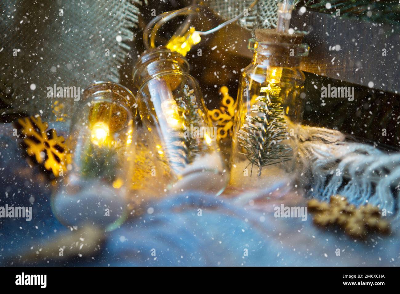 Lumières de fées dans un pot avec un arbre de Noël et de la neige gros plan sur une chaude et confortable écossais avec décor en bois. Noël et nouvel an, fe Banque D'Images