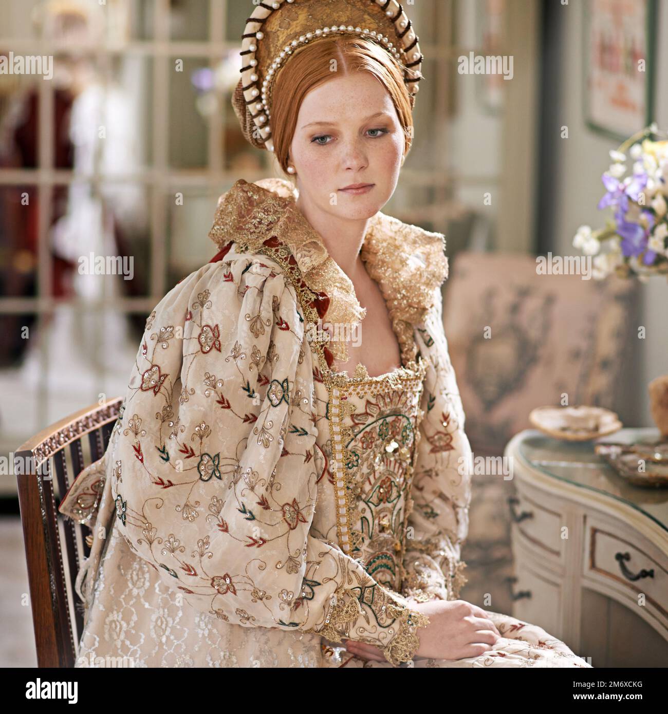 La vie de la noblesse. une élégante noble femme dans sa chambre de palais. Banque D'Images