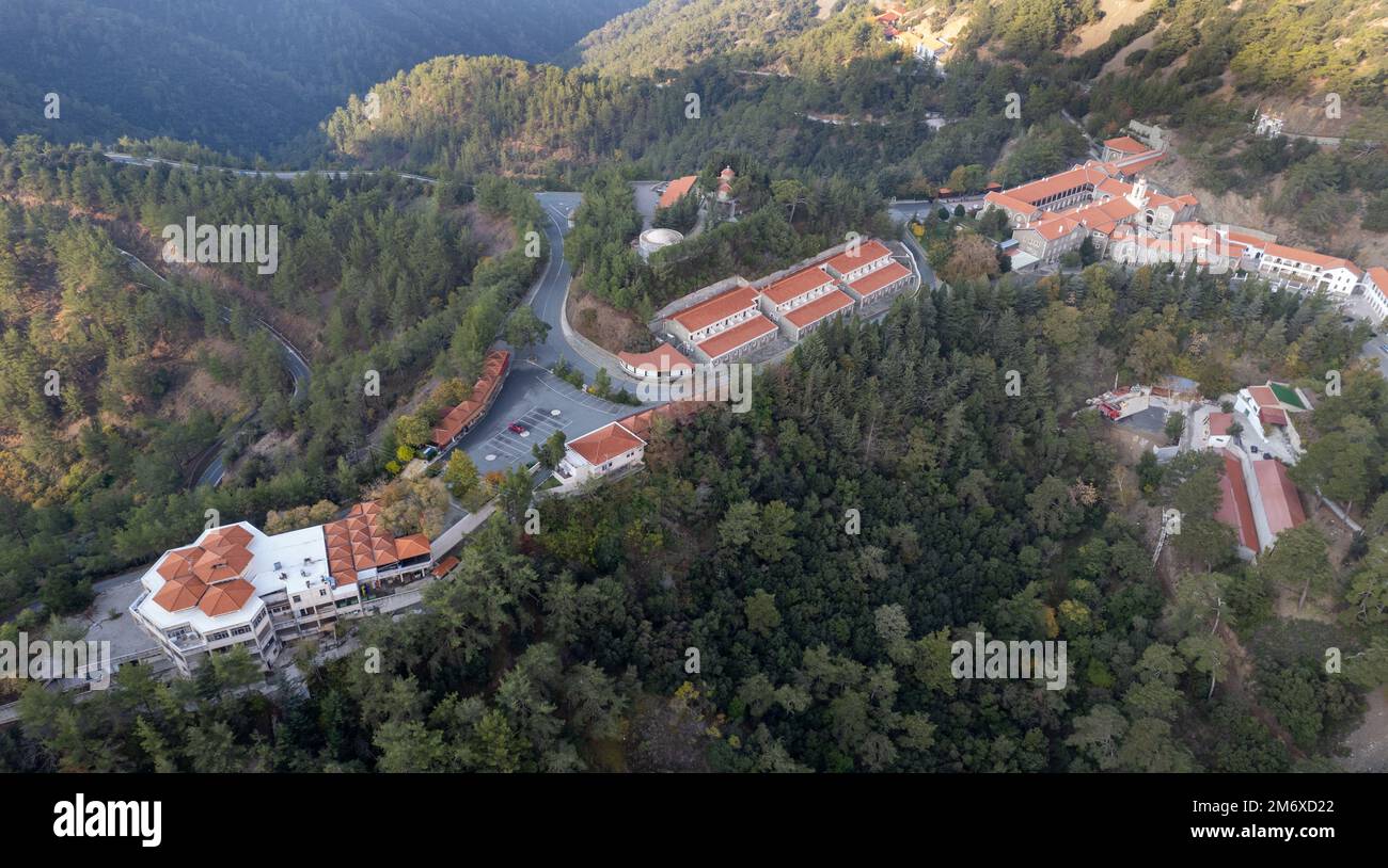 Drone point de vue du monastère orthodoxe chrétien panagia kykkos. Troodos montagnes chypre Banque D'Images