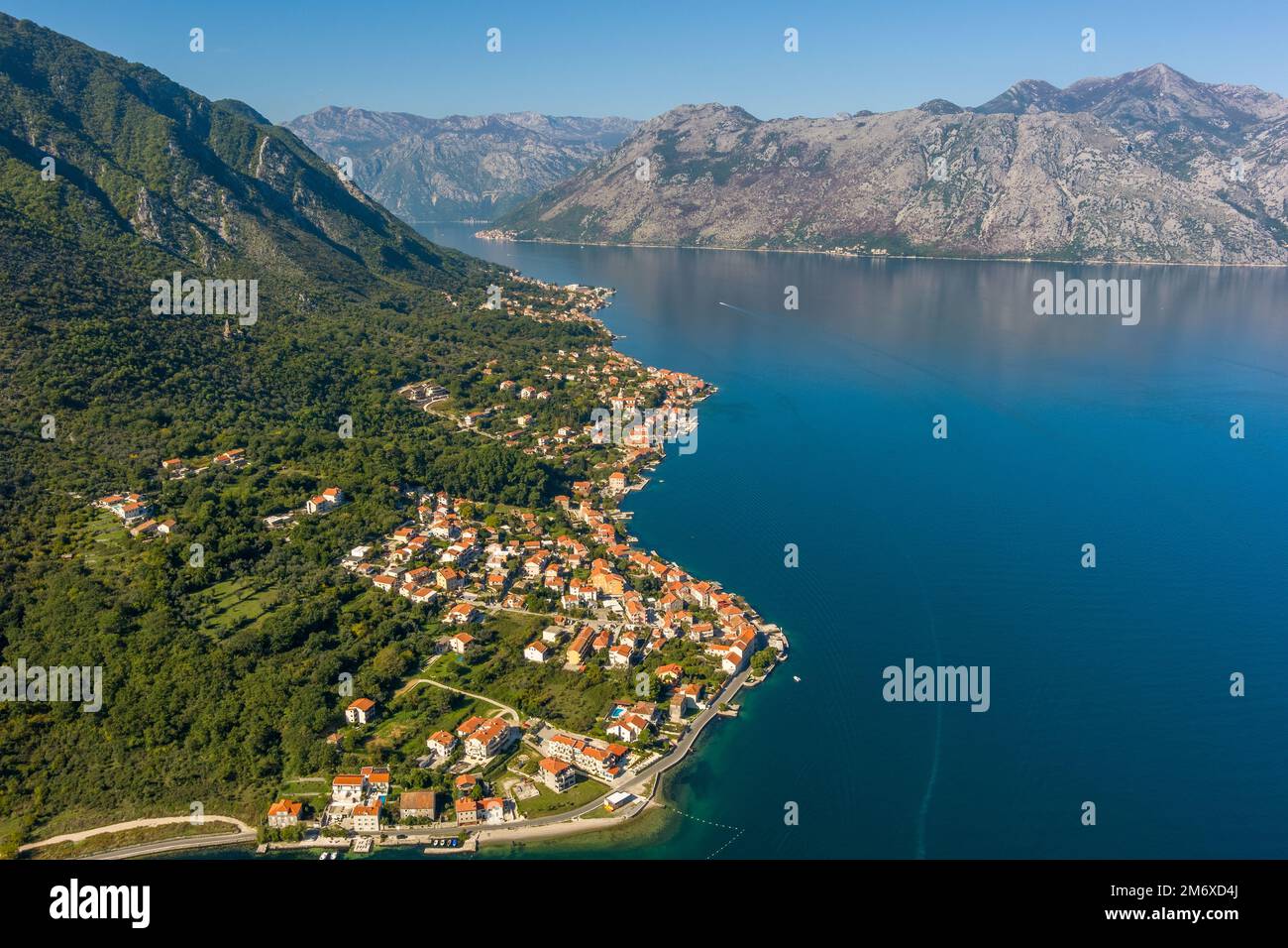 Vol au-dessus de la baie de Kotor au Monténégro Banque D'Images