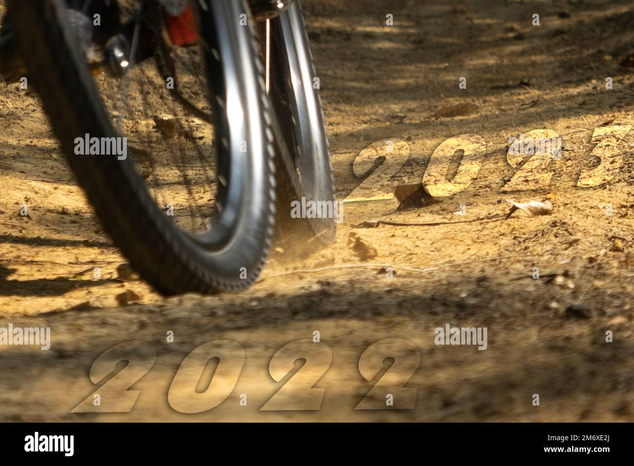 3D illustration numéro 2022 et 2023 de la roue de vélo floue sur la saleté Banque D'Images