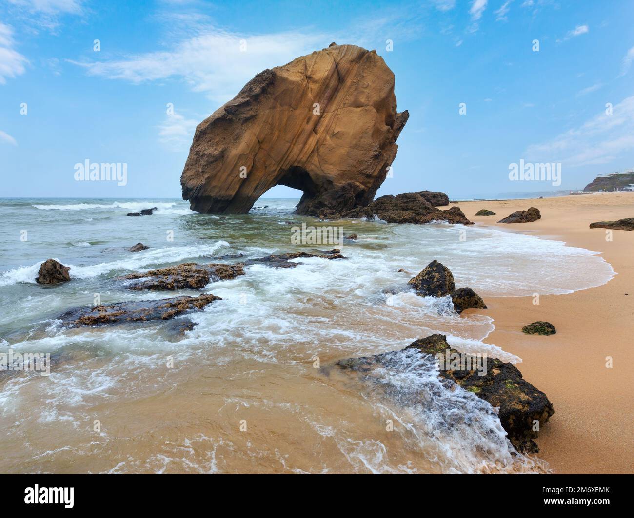 Plage de Praia de Santa Cruz avec formation rocheuse (Portugal). Par temps brumeux. Banque D'Images