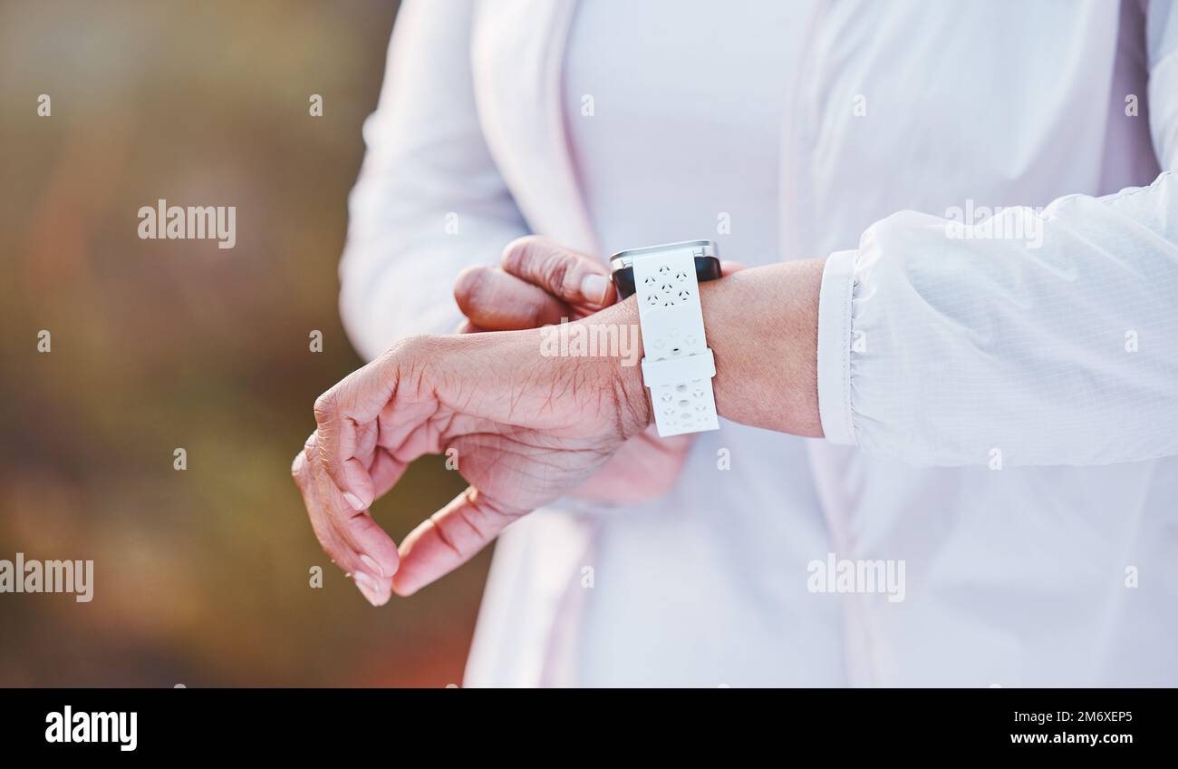 Montre intelligente, femme et main, contrôle du cœur avec la forme physique ou le temps, cardio et coureur en plein air pour l'exercice. Entraînement corporel, entraînement et vérification de la progression Banque D'Images