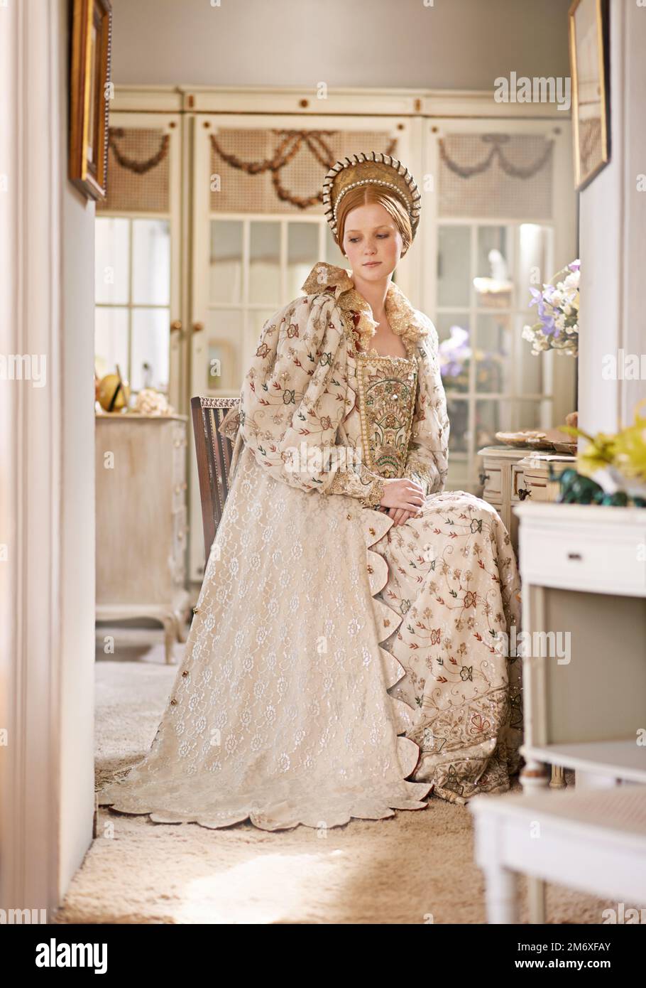 Élégance du haut-né. une élégante noble femme dans sa chambre de palais. Banque D'Images