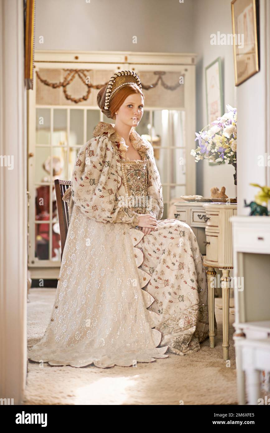 Élégance de naissance. une élégante noble femme dans sa chambre de palais. Banque D'Images