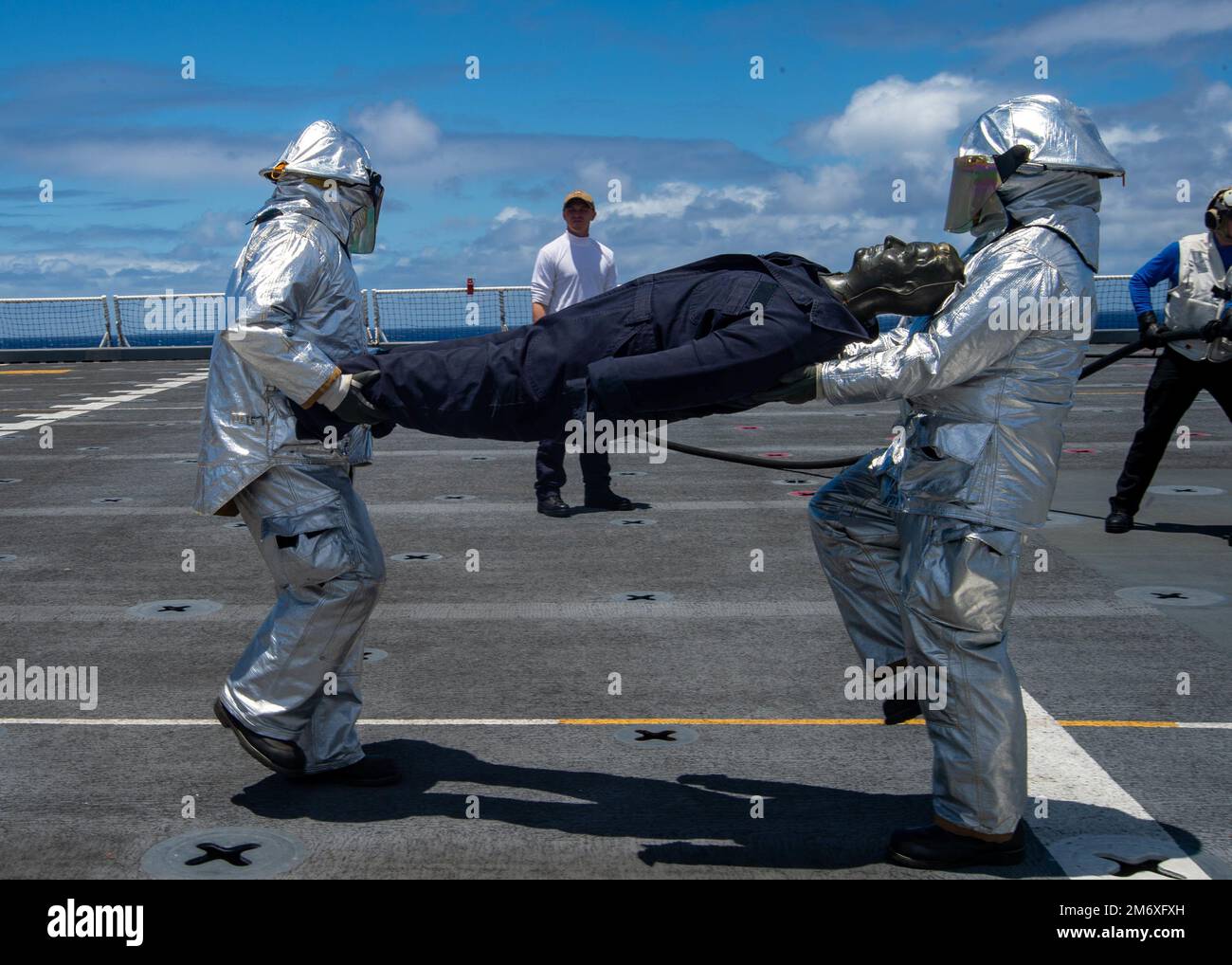 OCÉAN PACIFIQUE (9 mai 2022) – États-Unis Les marins de la Marine participent à un exercice d'écrasement et de sauvetage sur le pont de vol du navire-hôpital USNS Mercy (T-AH 19) du Commandement maritime militaire alors qu'ils sont en cours pour le Pacific Partnership 2022. En 17th ans, le Partenariat Pacifique est la plus importante mission multinationale annuelle d'aide humanitaire et de préparation aux secours en cas de catastrophe menée dans l'Indo-Pacifique. Banque D'Images