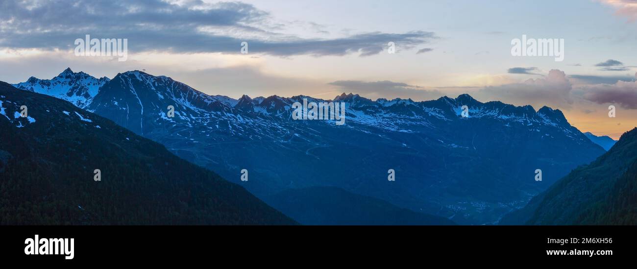 Panorama de montagnes d'été au coucher du soleil paysage. Vue depuis la haute route alpine Timmelsjoch - Italien - sur la frontière de l'Autriche. Banque D'Images