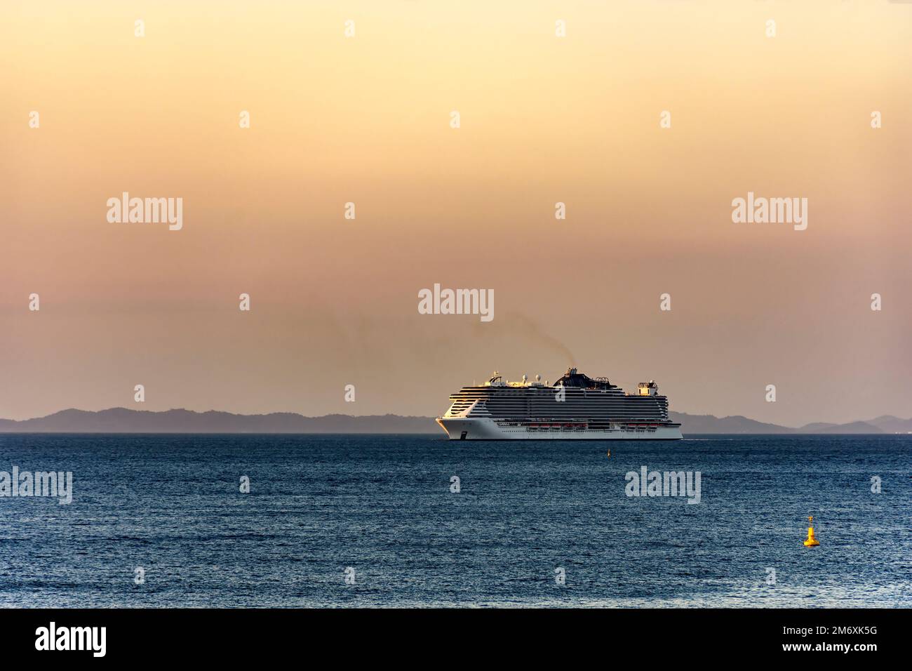 Bateau de croisière de luxe arrivant dans la ville de Salvador Banque D'Images