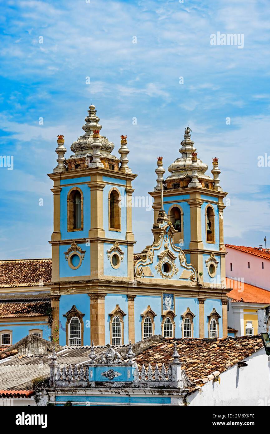 Tour d'église historique entre les toits des maisons dans le Pelourinho Banque D'Images