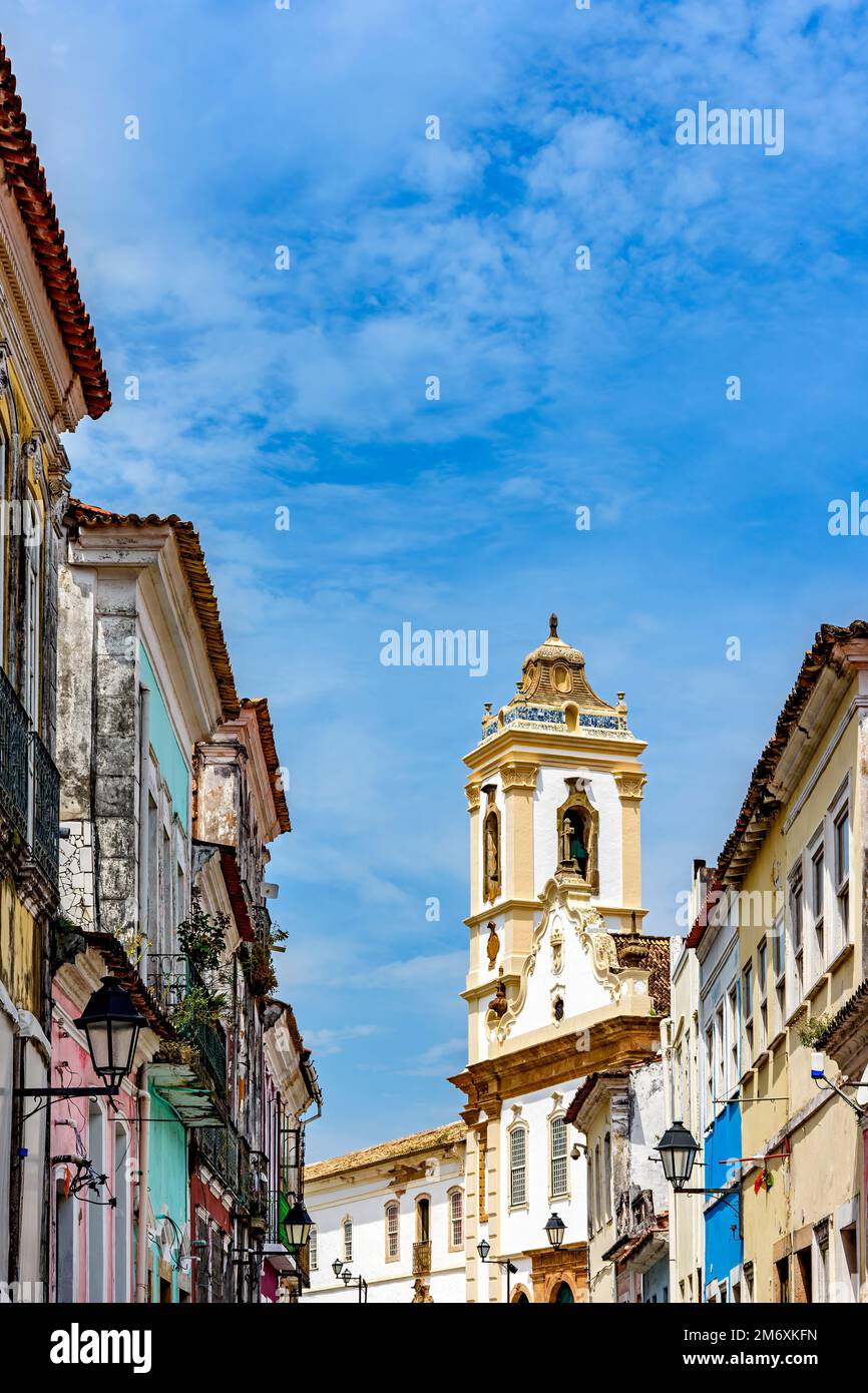 Tour d'église historique entre les maisons colorées du Pelourinho Banque D'Images