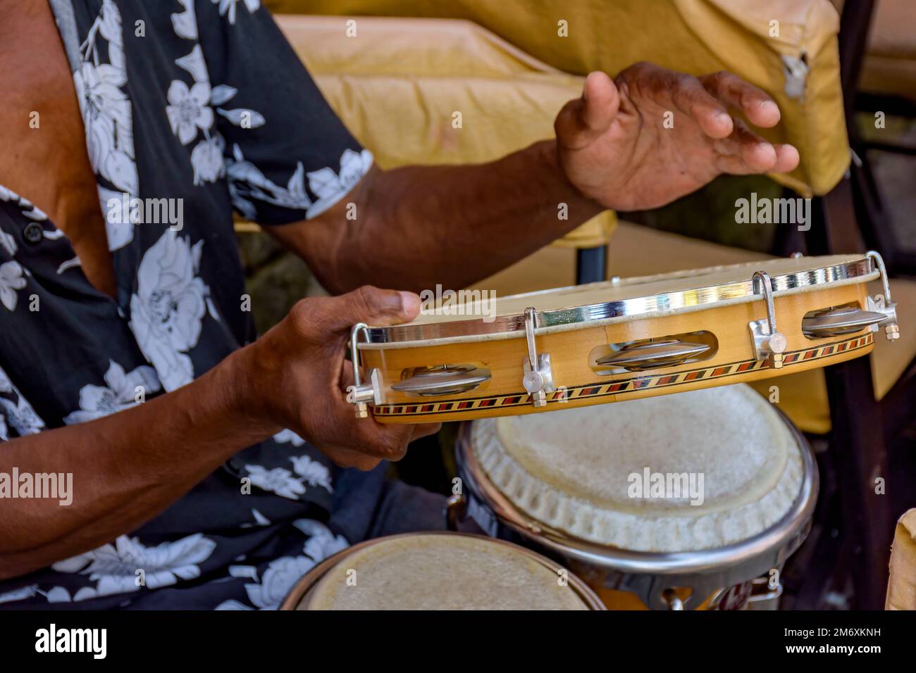 Musicien jouant du tambourin dans les rues de Pelourinho au Salvador Banque D'Images