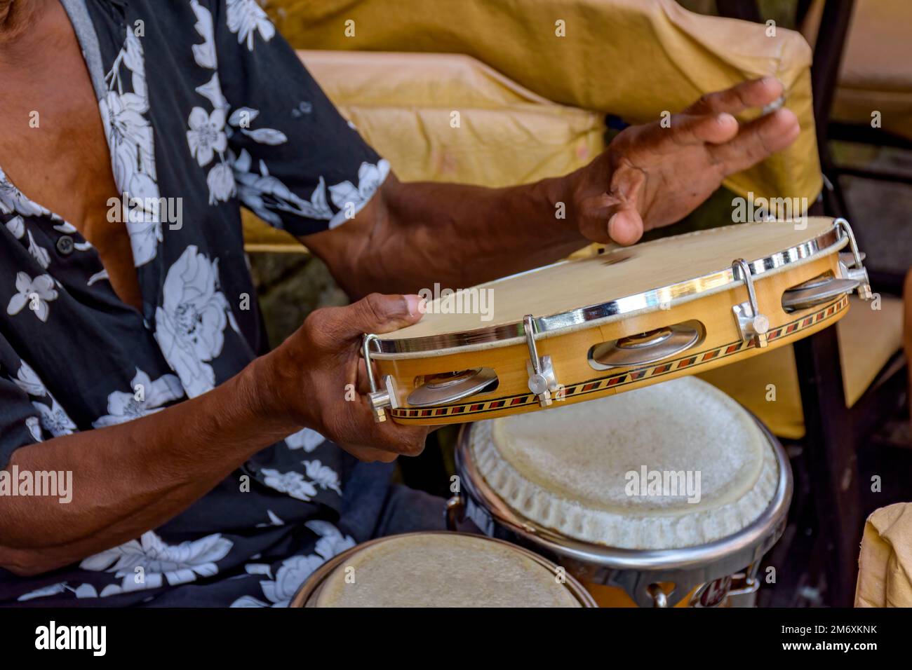 Détail du musicien jouant du tambourin dans les rues de Pelourinho au Salvador Banque D'Images