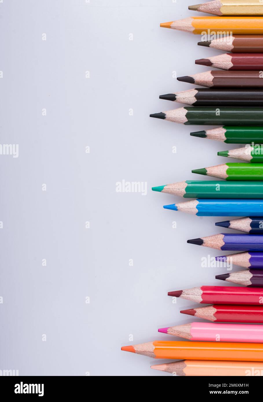 Crayons de couleur placés sur un fond blanc Banque D'Images