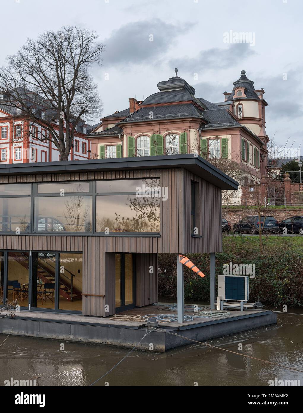 Péniche au confluent de la Nidda et de la rivière main Banque D'Images