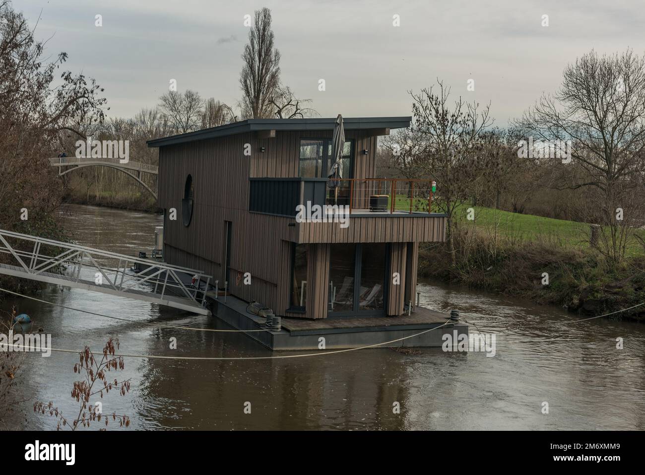 Péniche au confluent de la Nidda et de la rivière main Banque D'Images