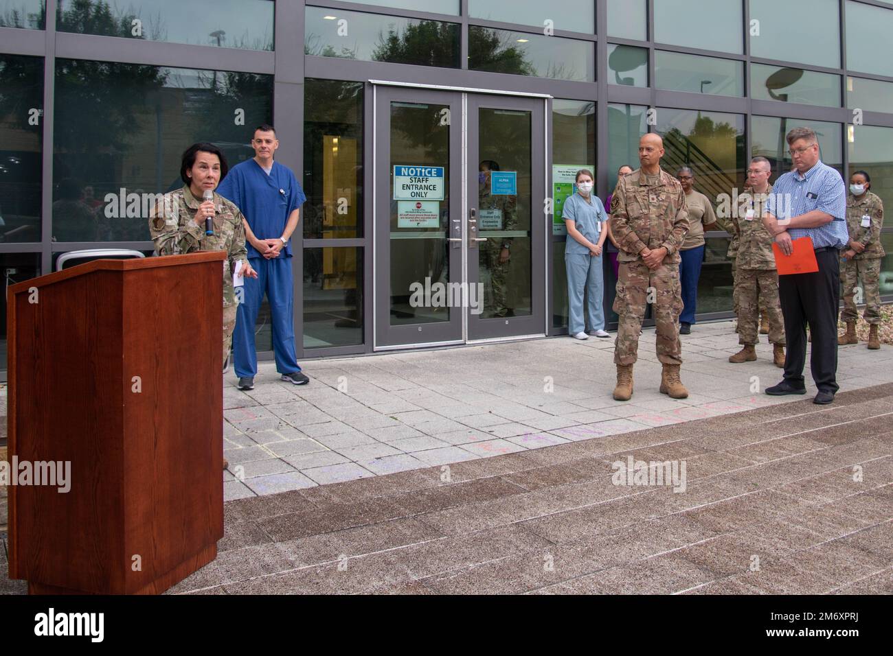Brig. Gen. Jeannine Ryder, commandant de la 59e Escadre médicale et directrice du marché de San Antonio, prend la parole lors de l'événement de lancement de la semaine des infirmières et des techniciens médicaux au Wilford Hall Ambulatory Surgical Center, joint base San Antonio-Lackland, Texas, le 9 mai 2022. La semaine nationale des infirmières et des techniciens médicaux commence le 6 mai et se termine le 12 mai, en l'honneur de l'anniversaire de Florence Nightingale, fondatrice des soins infirmiers modernes. Honneur, médecins, infirmière, techniciens, Banque D'Images