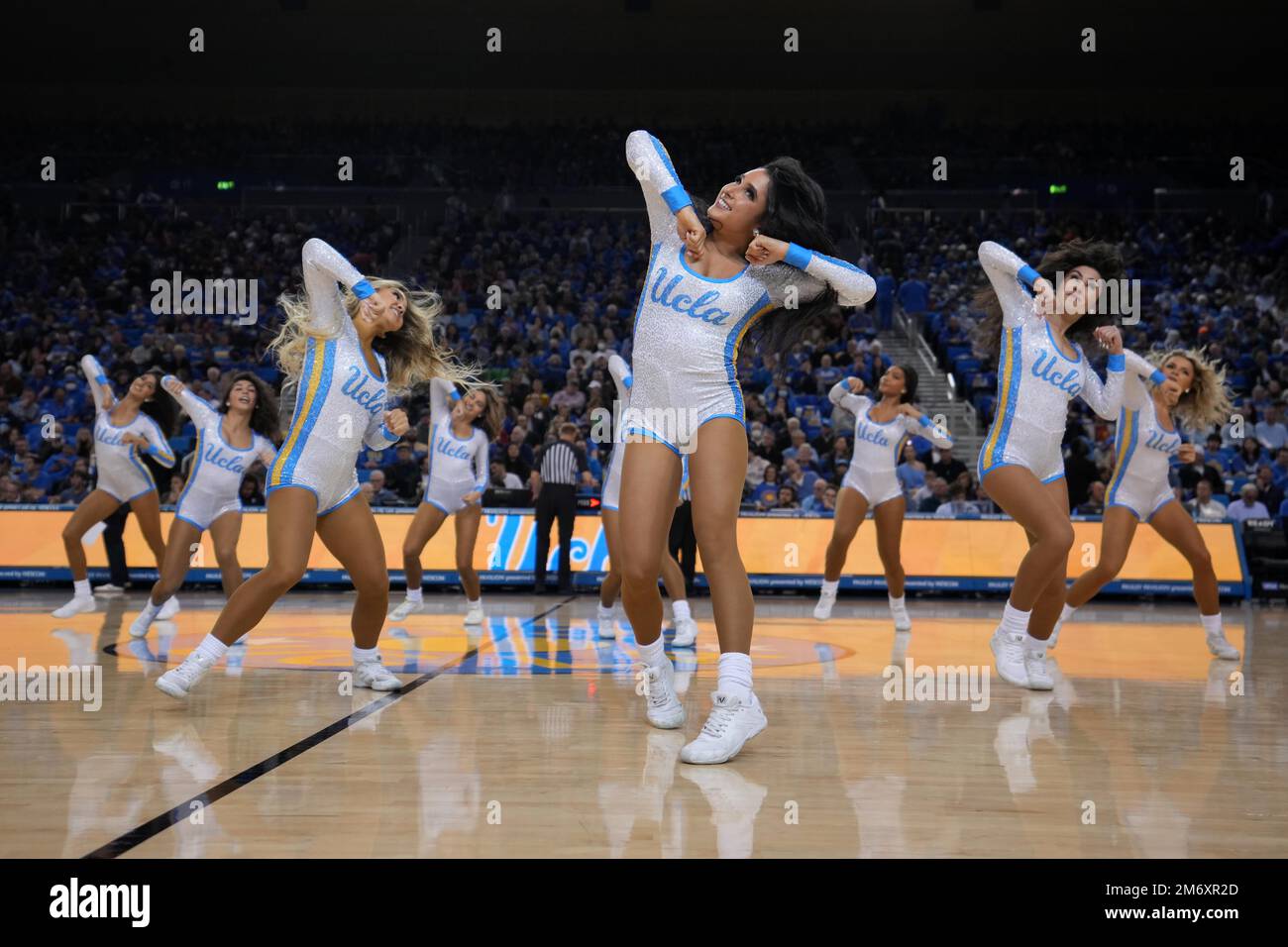 Les cheerleaders des Bruins de l'UCLA dansent lors d'un match de basket-ball universitaire de la NCAA contre les Trojans de Californie du Sud à Los Angeles, le jeudi 5 janvier 2023. Banque D'Images