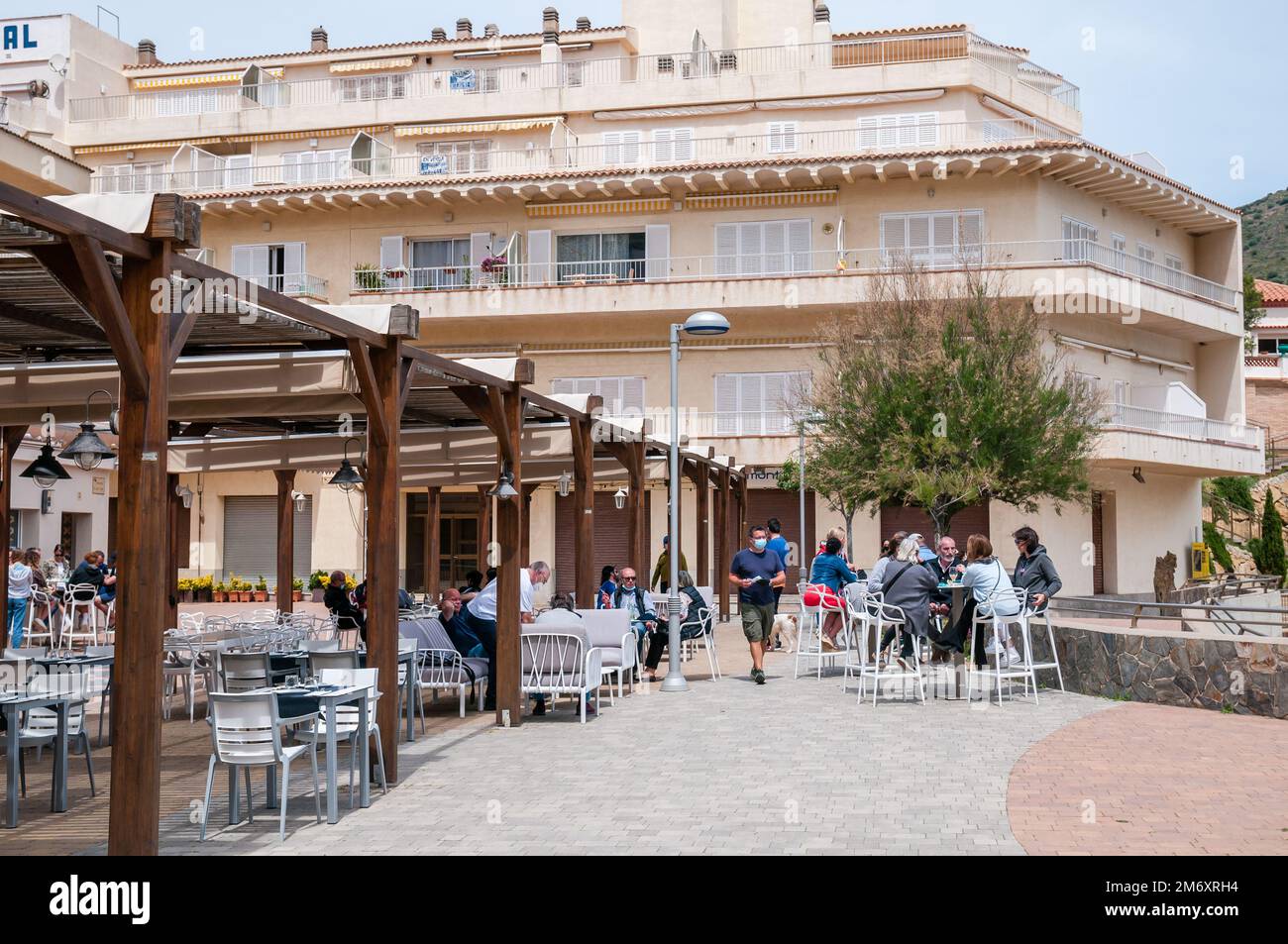Terrasses de bars dans la ville de Colera, Alt Empordà, Catalogne, Espagne Banque D'Images
