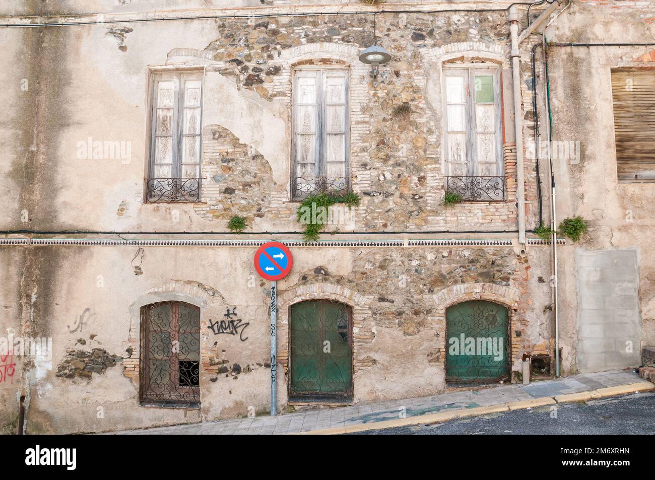Ancienne façade à Portbou, Alt Empordà, Catalogne, Espagne Banque D'Images