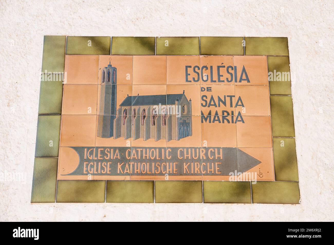 panneau de rue fait de carreaux de céramique à l'église Santa Maria, Portbou, Alt Empordà, Catalogne, Espagne Banque D'Images