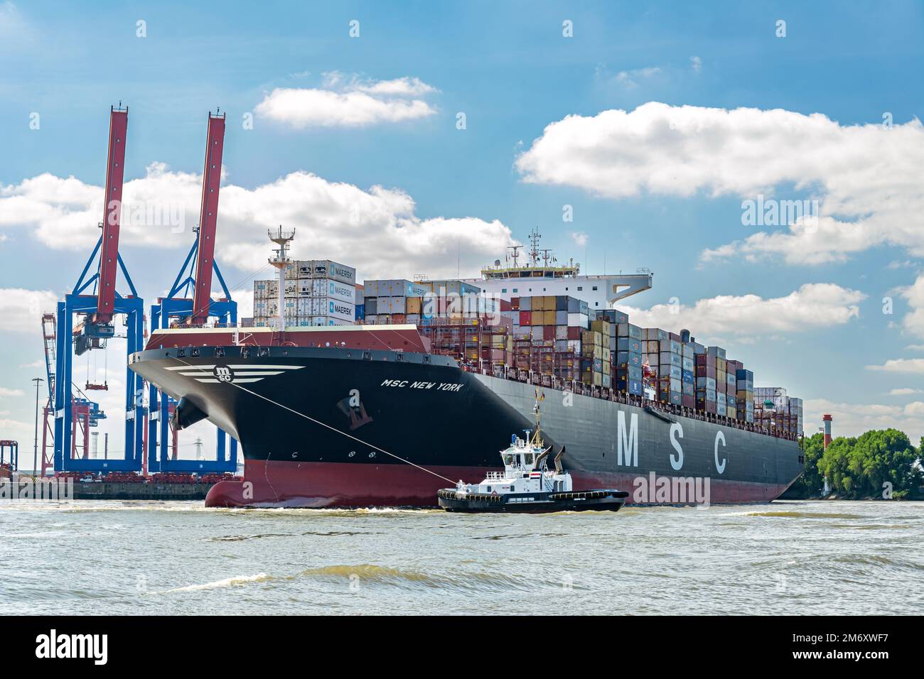 Grand navire-conteneur naviguant dans le terminal de conteneurs de Tollerort dans la zone portuaire de Hambourg, Allemagne Banque D'Images