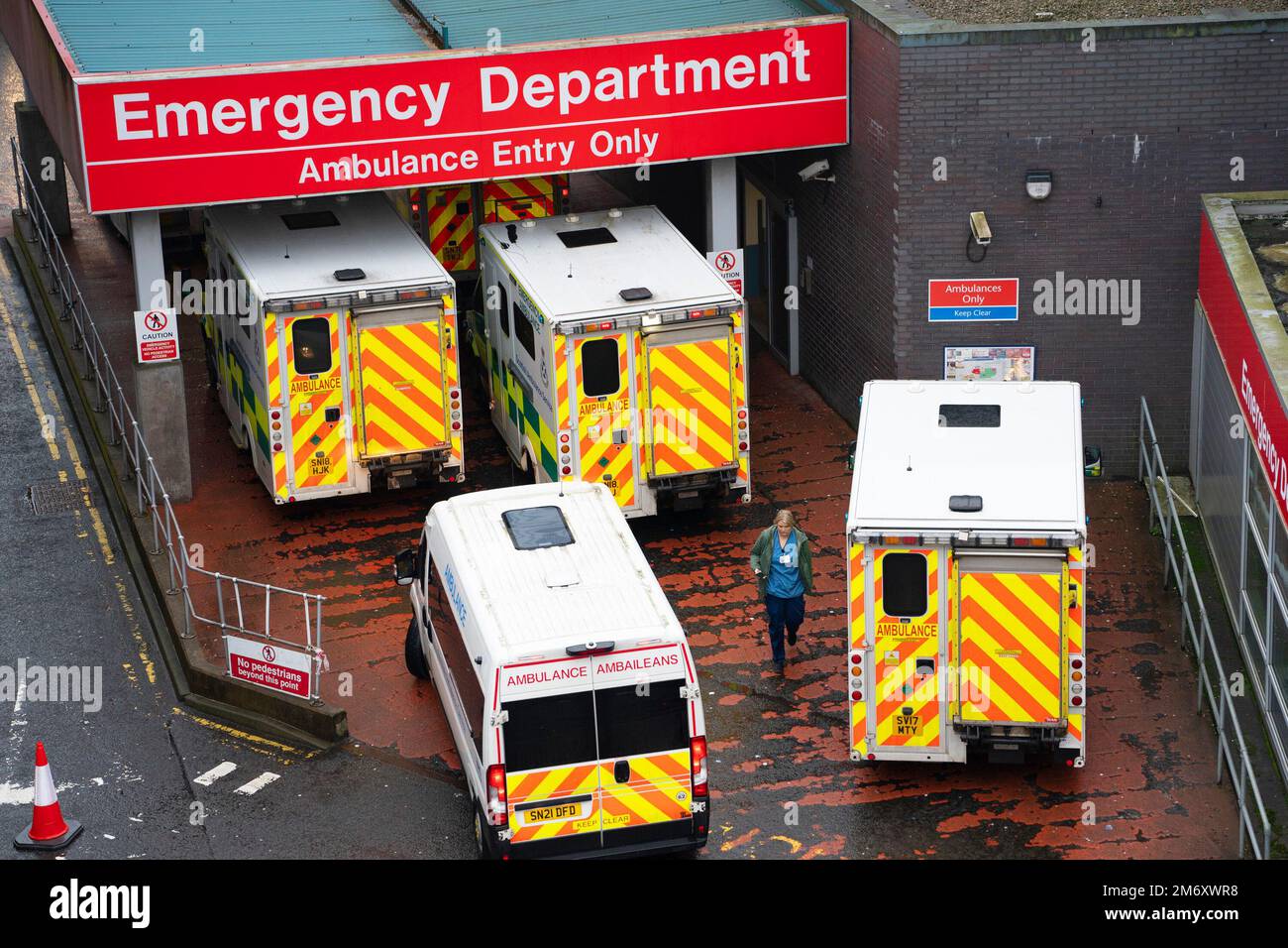 Glasgow, Écosse, Royaume-Uni. 5 janvier 2023. Aujourd'hui, les ambulances attendent de décharger les patients du service A&E de l'infirmerie royale de Glasgow Banque D'Images